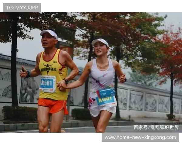 城市马拉松：两人携手冲线感动全场
