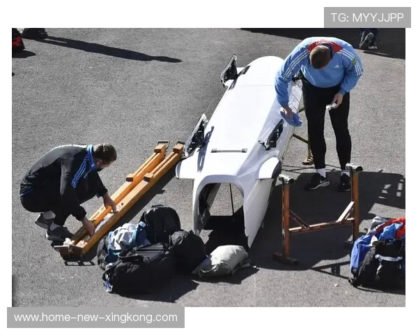 雪车赛高速赛道惊险刺激，团队协作至关重要，雪车比赛有什么技巧